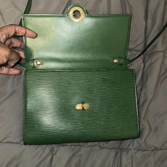 Louis Vuitton Green Crossbody Bag with Gold Clasp. Comes with COA. PRE-OWNED. - Picture 4 of 12